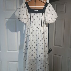 Secchic Women's Floral Print Square Neck Dress. Size S